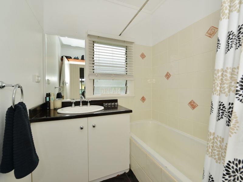 76 Macilwraith Street, Manoora QLD 4870