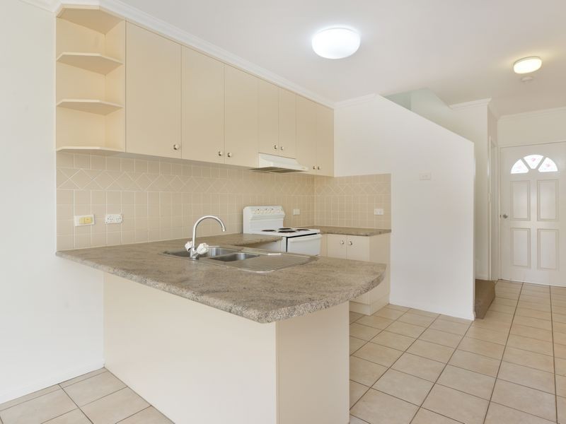 2/426 McCoombe Street, Mooroobool QLD 4870