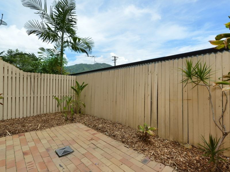2/426 McCoombe Street, Mooroobool QLD 4870