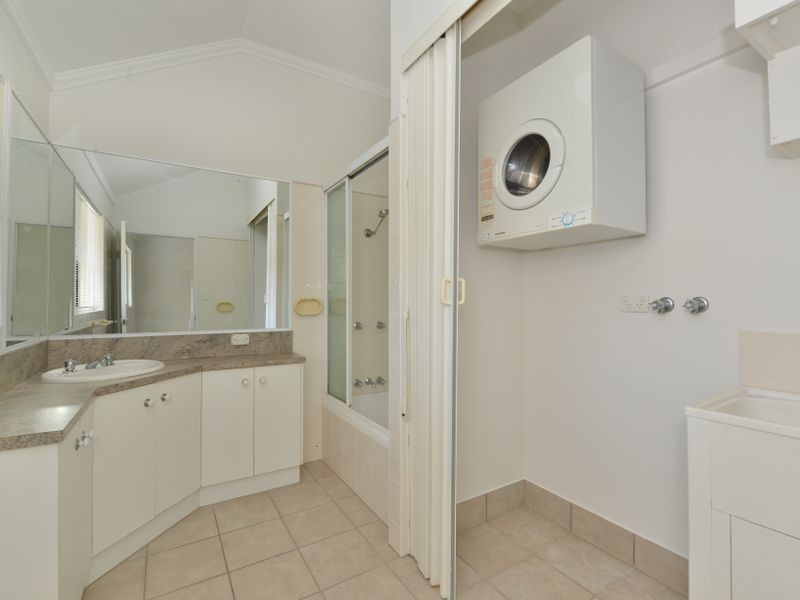 2/426 McCoombe Street, Mooroobool QLD 4870