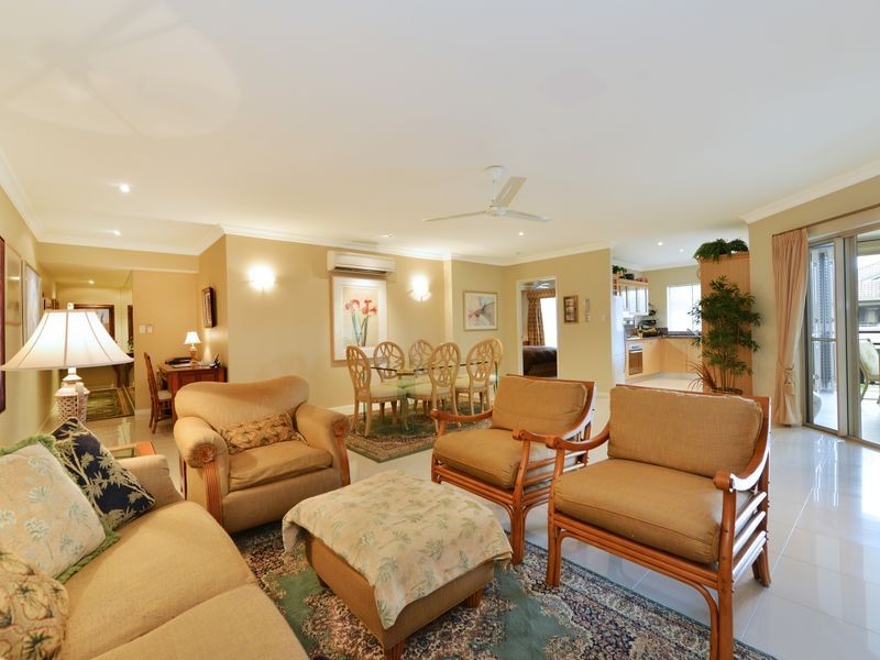 1526/2 Greenslopes Street, Cairns North QLD 4870