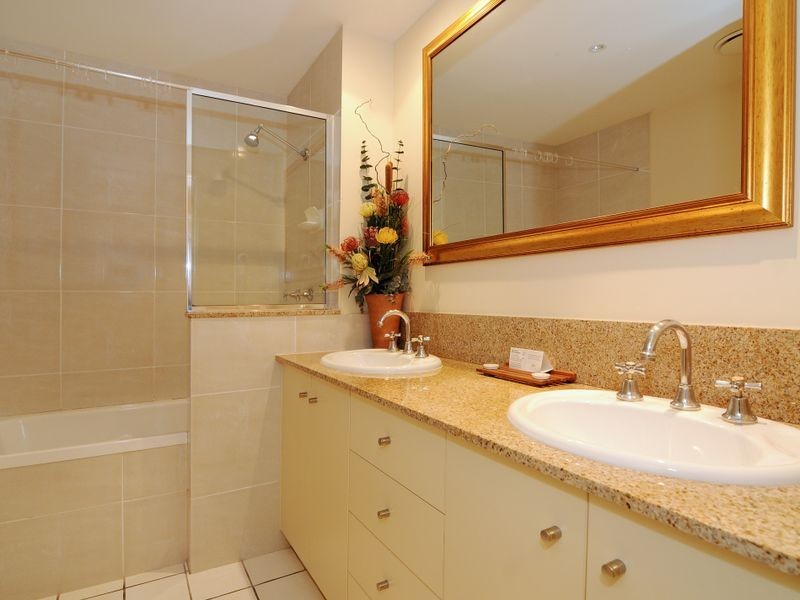 1106/2 Greenslopes Street, Cairns North QLD 4870