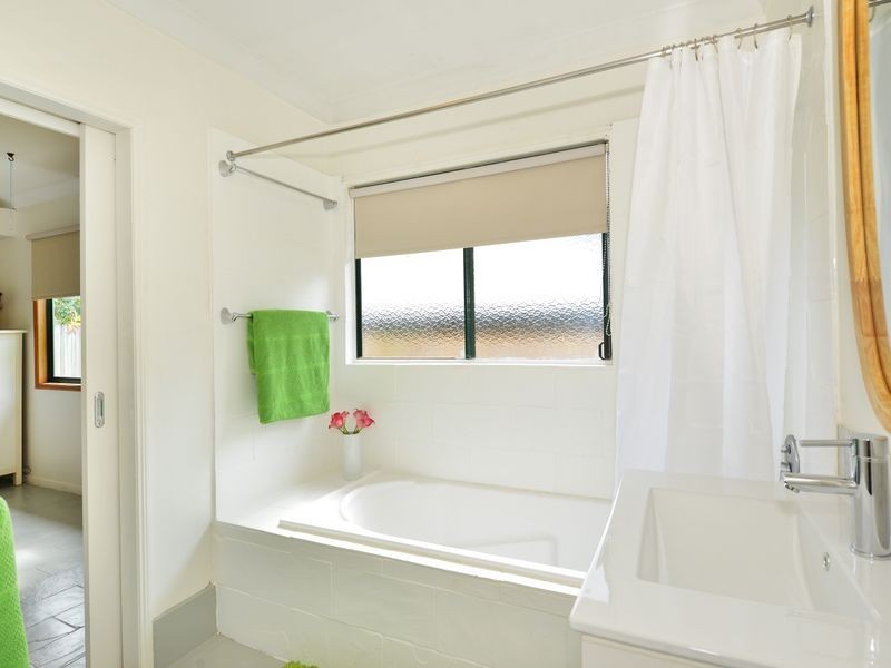 8 Ben Bolt Close, Redlynch QLD 4870