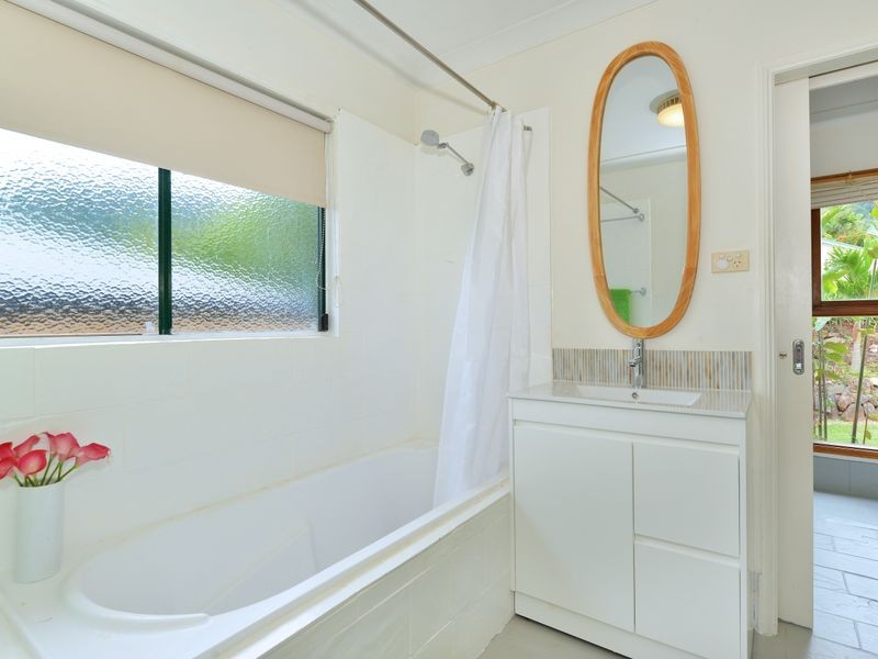 8 Ben Bolt Close, Redlynch QLD 4870