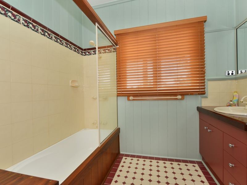 6 Lomatia Close, Redlynch QLD 4870