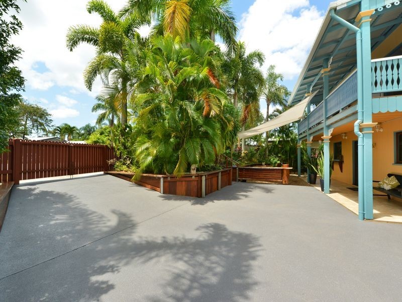 6 Lomatia Close, Redlynch QLD 4870