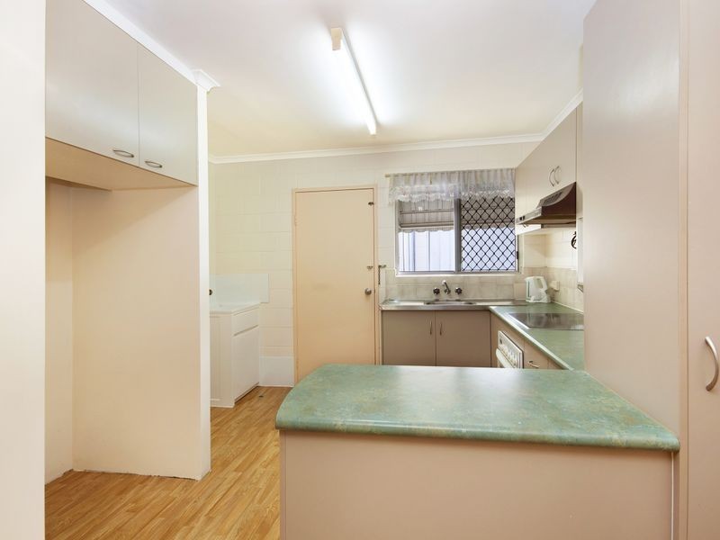 9/473 Mccoombe Street, Mooroobool QLD 4870