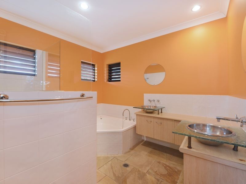 10 Strutton Place, Mooroobool QLD 4870