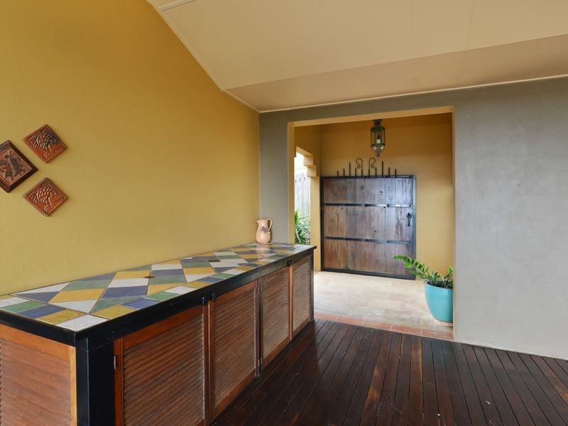 10 Strutton Place, Mooroobool QLD 4870