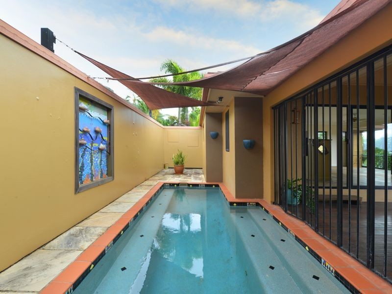 10 Strutton Place, Mooroobool QLD 4870