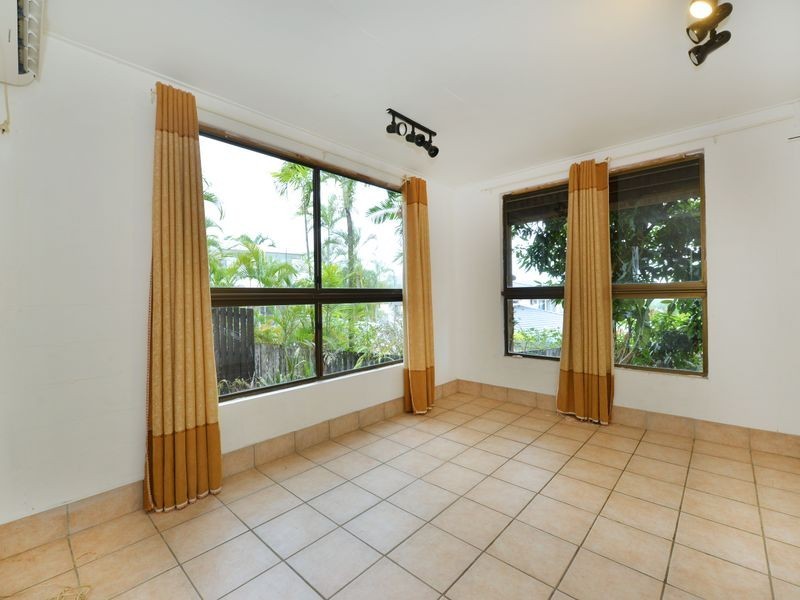 10 Strutton Place, Mooroobool QLD 4870