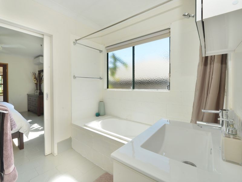 8 Ben Bolt Close, Redlynch QLD 4870