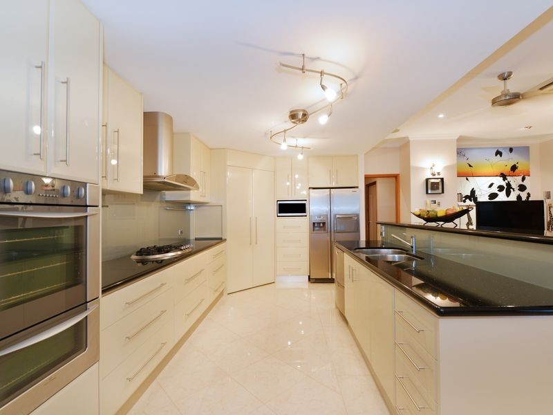 9 Solomon Place, Mooroobool QLD 4870