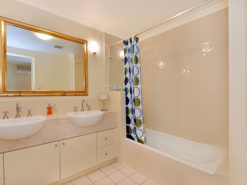 404/2 Greenslopes Street, Cairns North QLD 4870