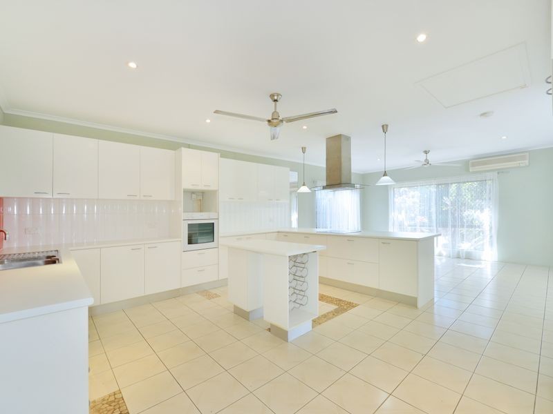 9 Travolta Close, White Rock QLD 4868