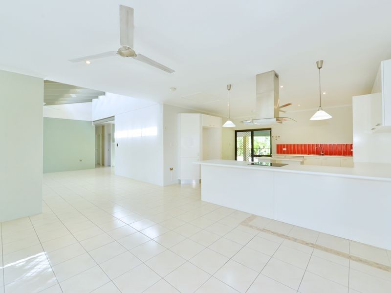 9 Travolta Close, White Rock QLD 4868