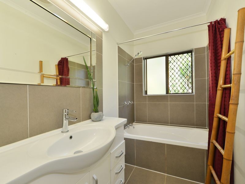 9 Travolta Close, White Rock QLD 4868