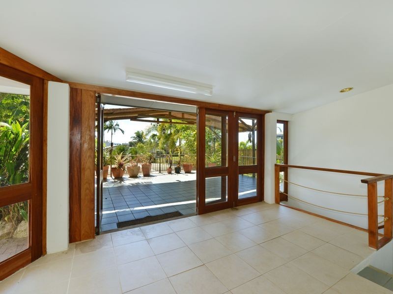 9 Travolta Close, White Rock QLD 4868