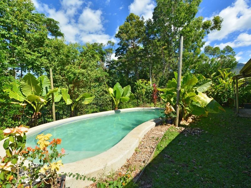 9 Travolta Close, White Rock QLD 4868
