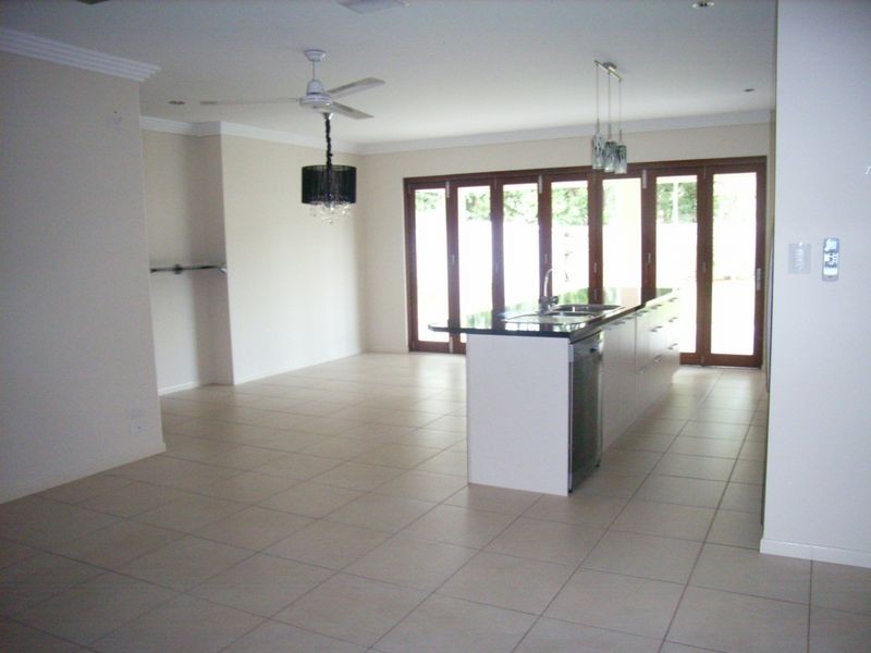 8 Norwood Crescent, Trinity Park QLD 4879