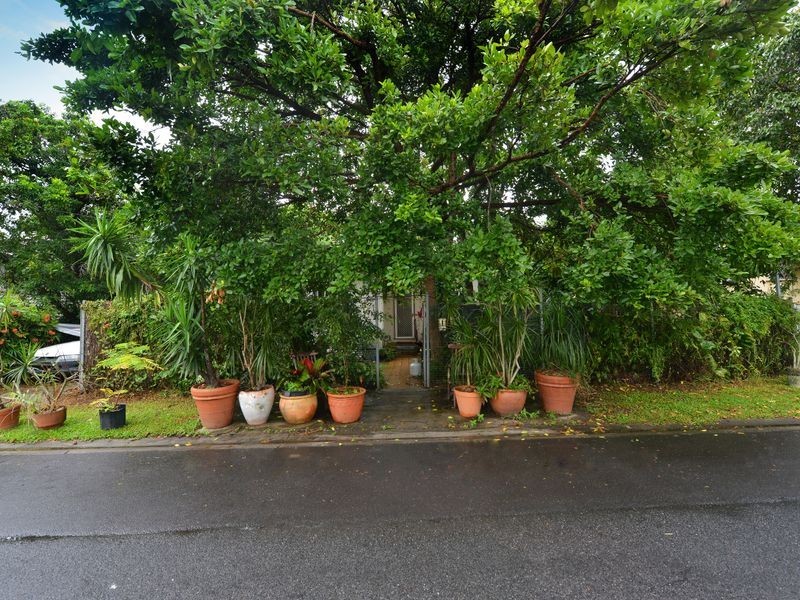 5 Law Street, Cairns North QLD 4870