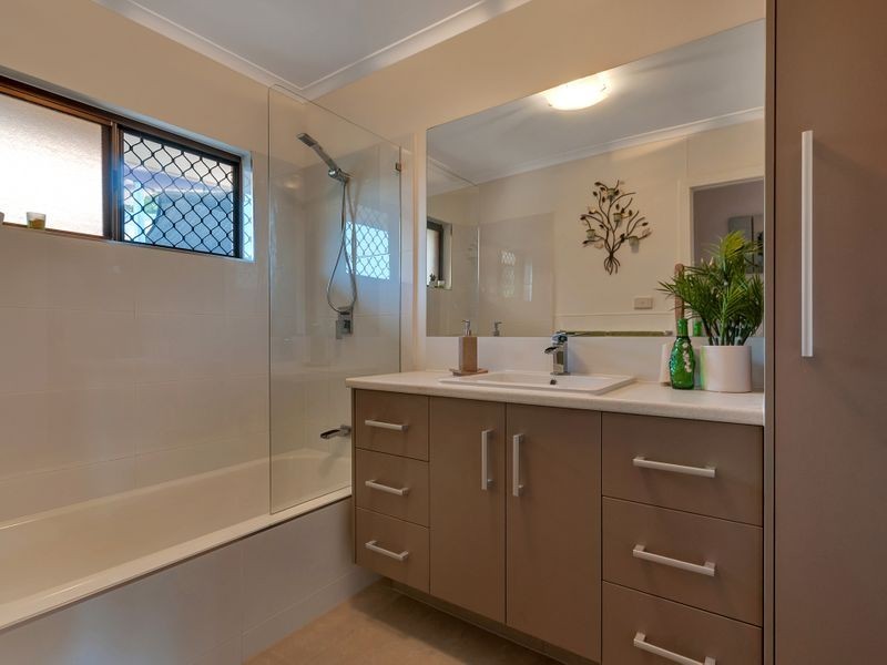 41 Oak Street, Holloways Beach QLD 4878