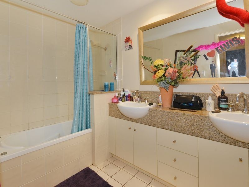 1129/2 Greenslopes Street, Cairns North QLD 4870