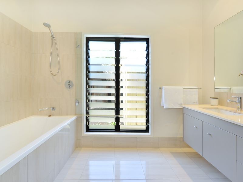 27 Prior Street, Machans Beach QLD 4878