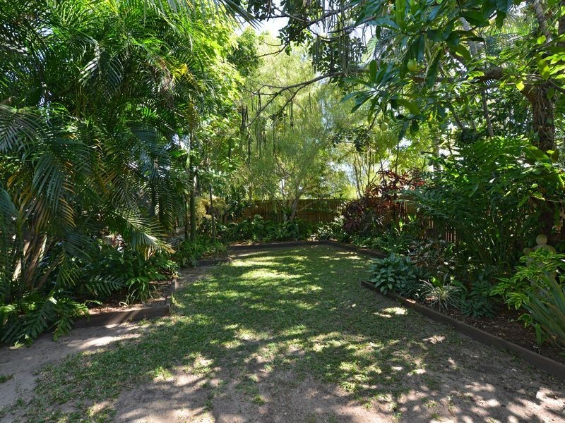 27 Prior Street, Machans Beach QLD 4878