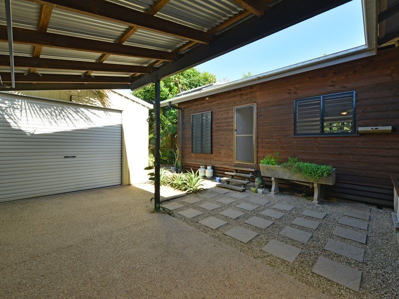 27 Prior Street, Machans Beach QLD 4878
