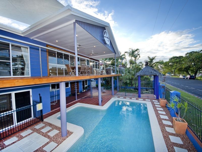 Holloways Beach QLD 4878