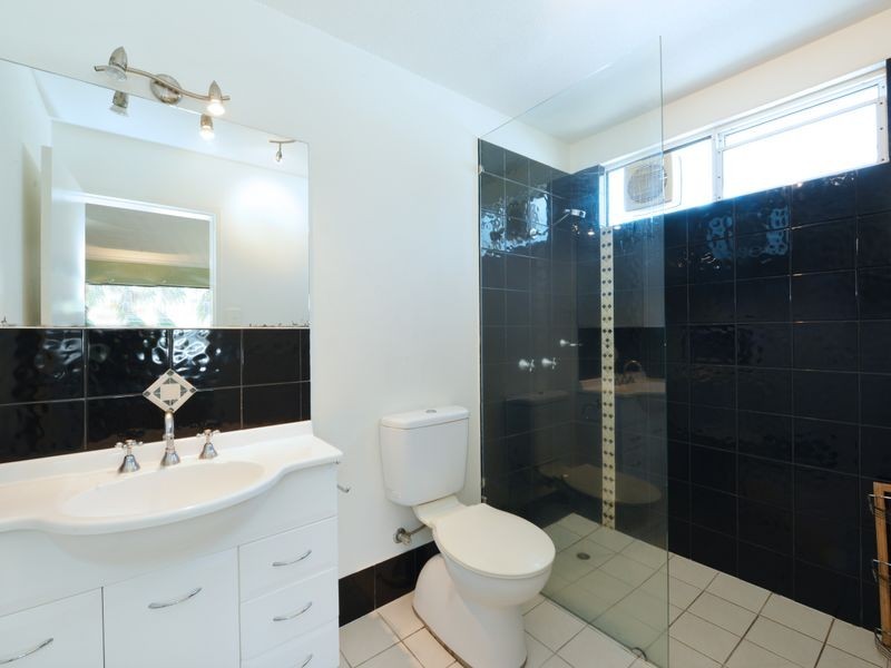 22/239 Lake Street, Cairns North QLD 4870