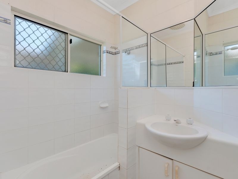 14 Hammond Court, Mooroobool QLD 4870