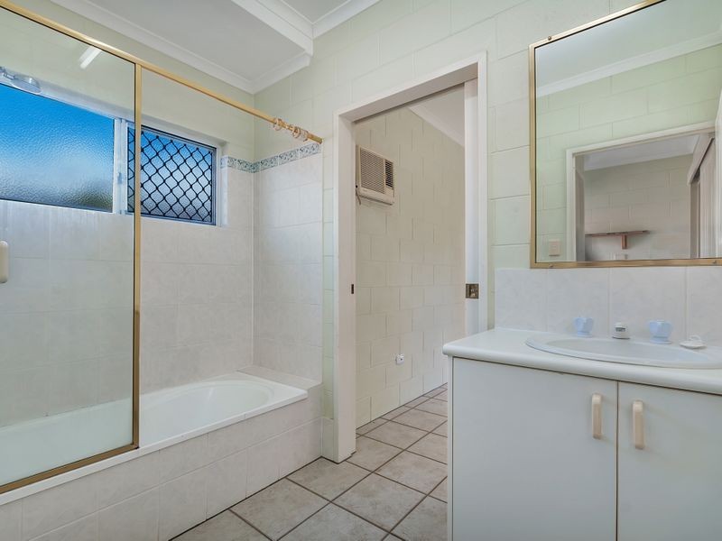 2 Trappes Court, Mooroobool QLD 4870