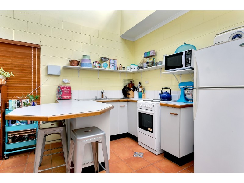Unit 2/27 Brooks Street, Whitfield QLD 4870