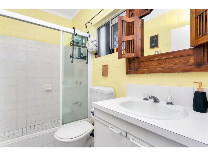 Unit 2/27 Brooks Street, Whitfield QLD 4870