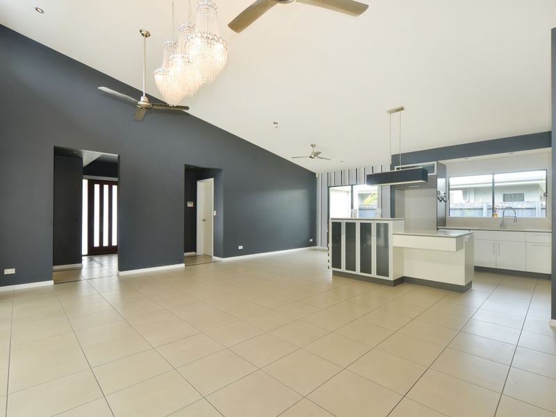 7 Davidson Close, Redlynch QLD 4870