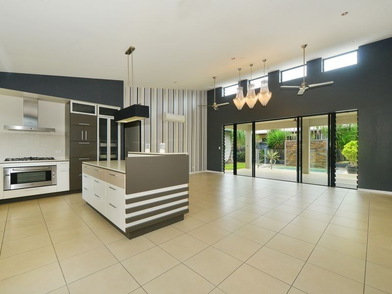 7 Davidson Close, Redlynch QLD 4870