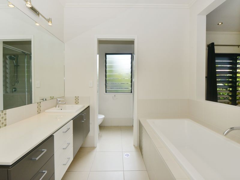 7 Davidson Close, Redlynch QLD 4870