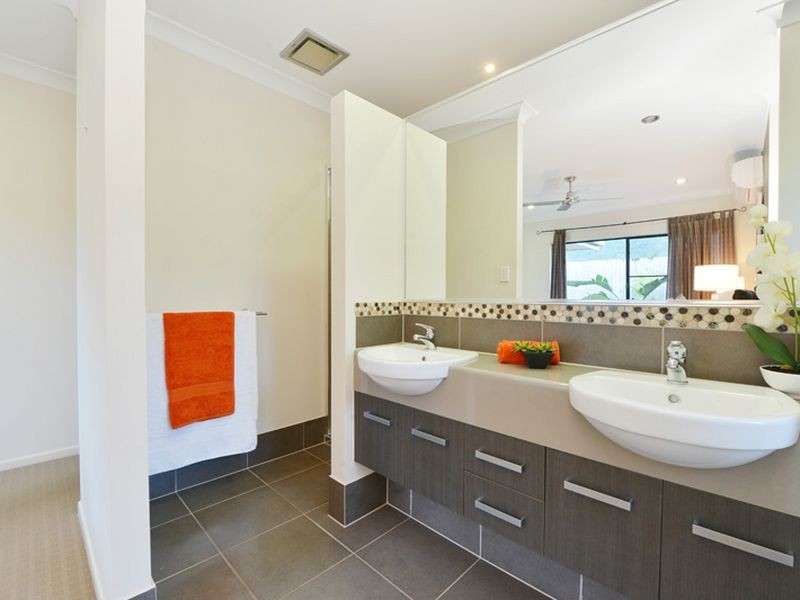 10 Raffles Avenue, Redlynch QLD 4870