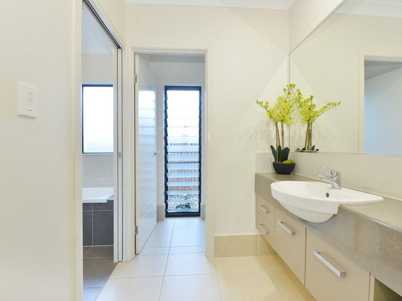 10 Raffles Avenue, Redlynch QLD 4870