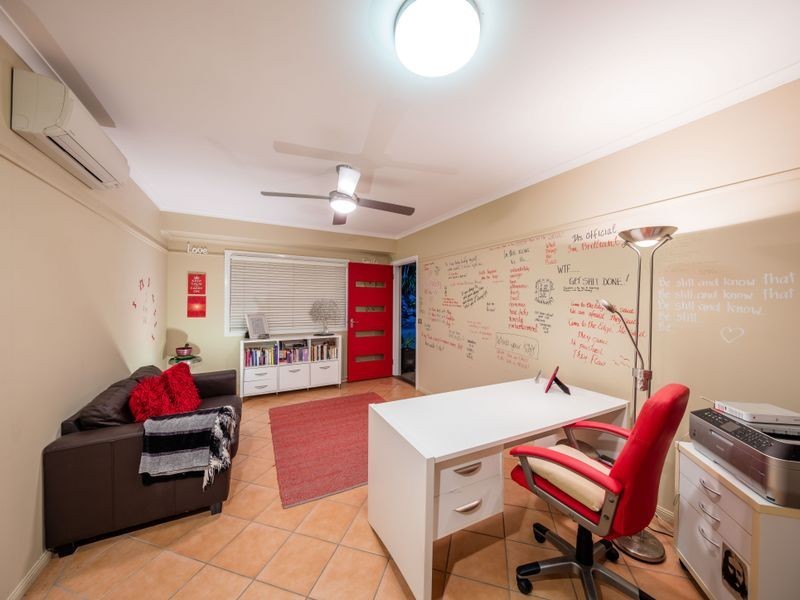 8 Oceanview Place (City View), Mooroobool QLD 4870