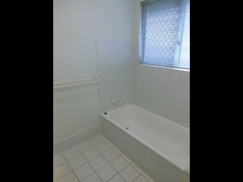 4 Colonial Close, Redlynch QLD 4870