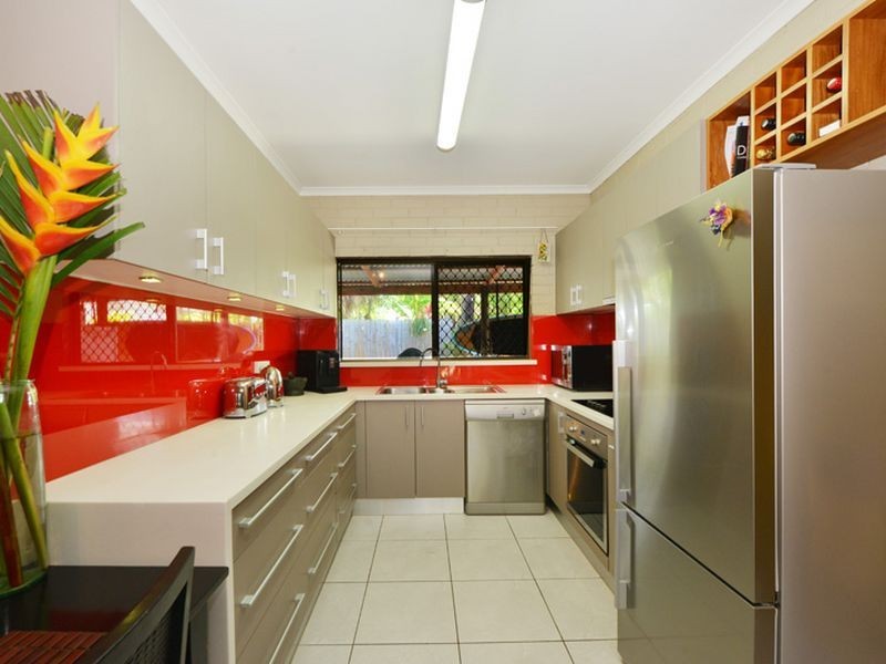 1/2 Holden Close, Whitfield QLD 4870
