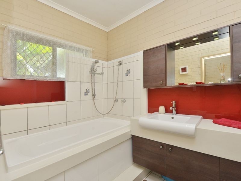 1/2 Holden Close, Whitfield QLD 4870