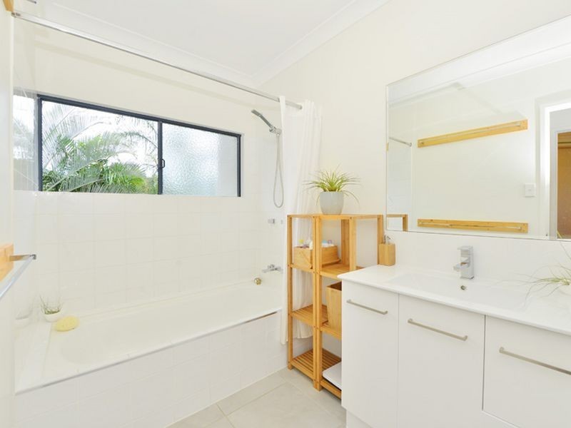 8 Philp Close, Kanimbla QLD 4870