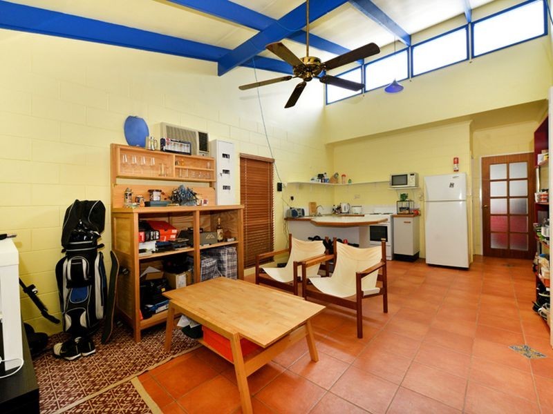 UNIT 2/27 Brooks Street, Whitfield QLD 4870