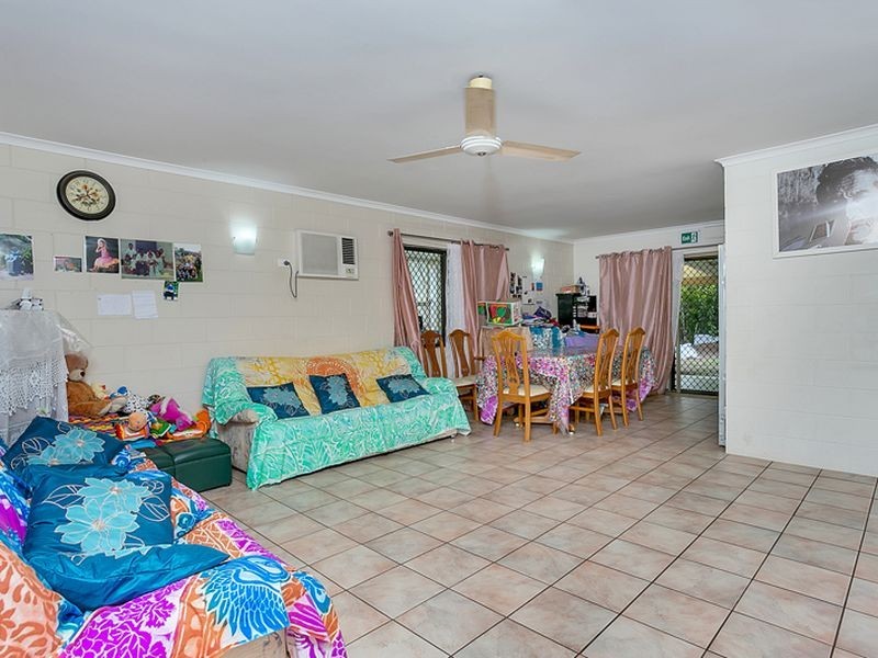 33 Mestrez Street, Mooroobool QLD 4870