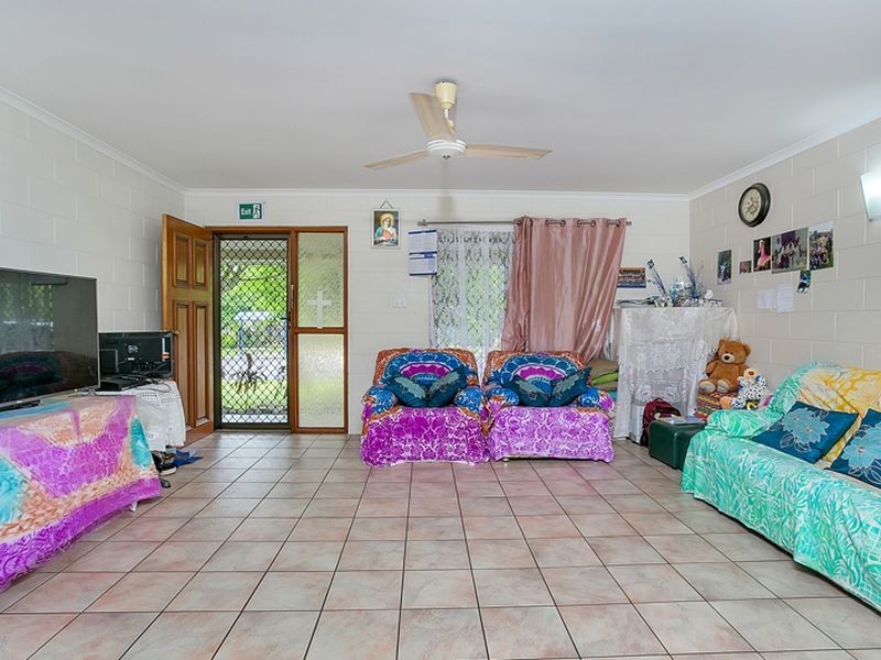 33 Mestrez Street, Mooroobool QLD 4870
