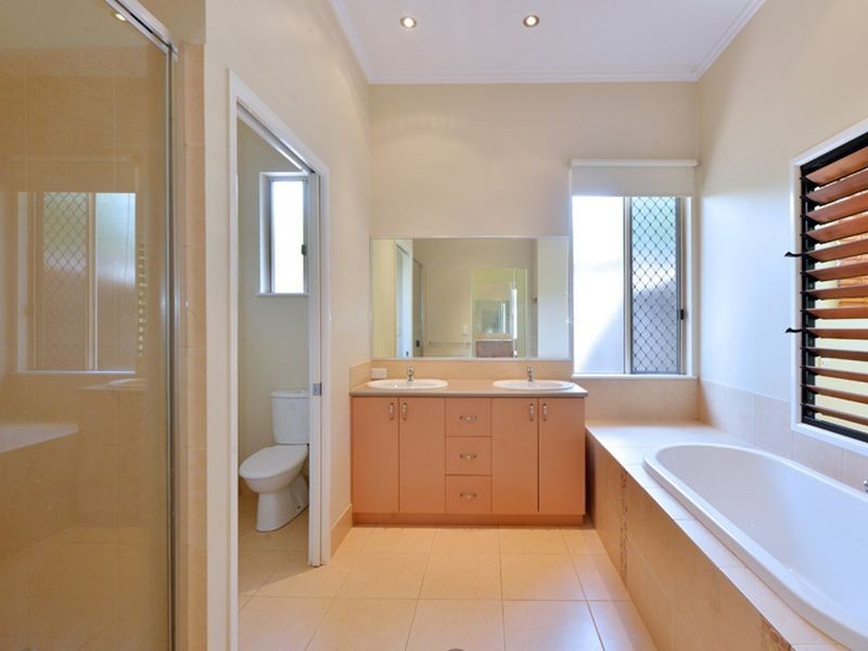 7 Hughes Close, Redlynch QLD 4870